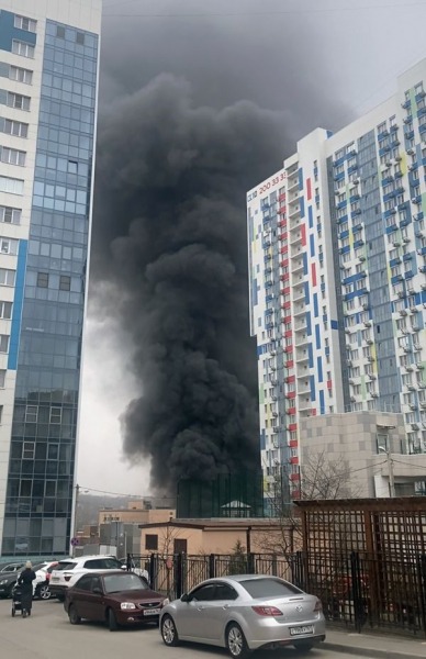 В здании ФСБ в Ростове-на-Дону произошел крупный пожар. Один человек погиб