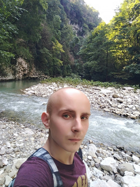 Суд в Ростове прекратил уголовное дело против одного из фигурантов дела о нанесении граффити "Путин &ndash; вор!" на стену жилого дома