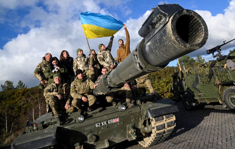 Украинские военные прошли обучение по управлению танками Challenger 2 в Великобритании