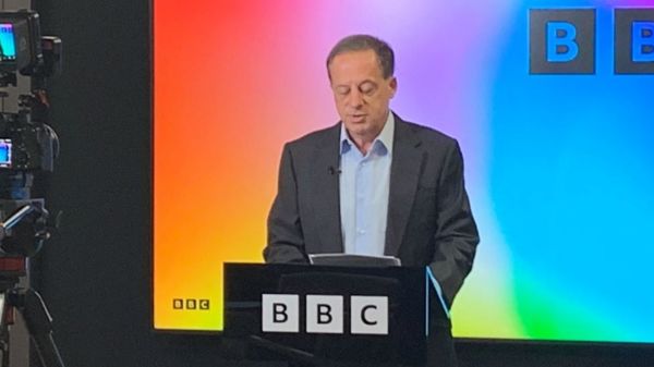 Председатель совета управляющих Би-би-си Ричард Шарп подал в отставку после скандала из-за займа Бориса Джонсона