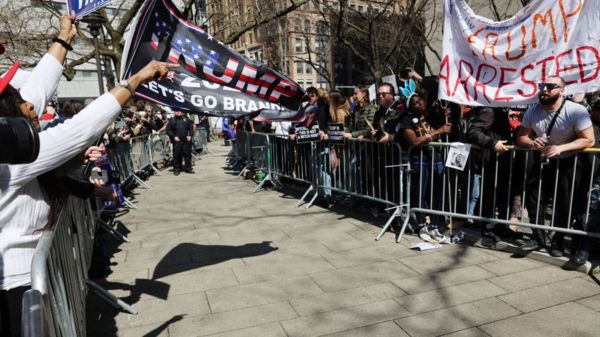 Трампу предъявлены обвинения в фальсификации отчетности. Он не признал вину и сказал сторонникам, что судья его ненавидит