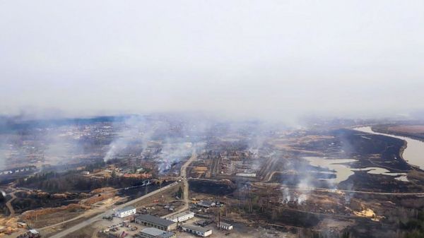 Больше сотни домов сгорели в уральских поселках, есть жертвы. Что известно