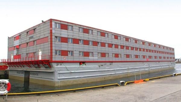 Просителей убежища в Британии поселят на барже. Правозащитники обвинили правительство в жестокости