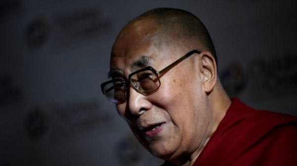 Шутник или растлитель малолетних? Видео Далай-ламы с мальчиком вызвало возмущение и споры