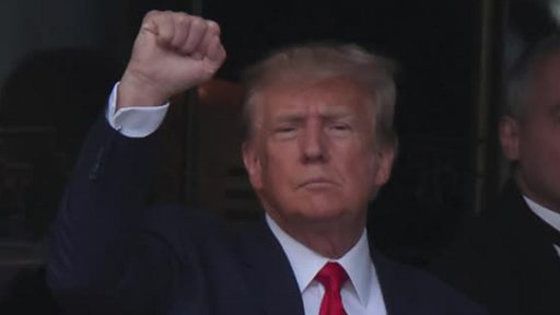 Трампу предъявлены обвинения в фальсификации отчетности. Он не признал вину и сказал сторонникам, что судья его ненавидит