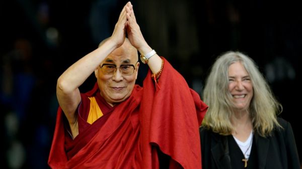 Шутник или растлитель малолетних? Видео Далай-ламы с мальчиком вызвало возмущение и споры