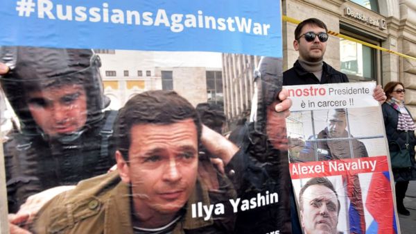 В КС России подали жалобы на статью о "дискредитации" армии. Илья Яшин среди тех, кто требует ее отмены