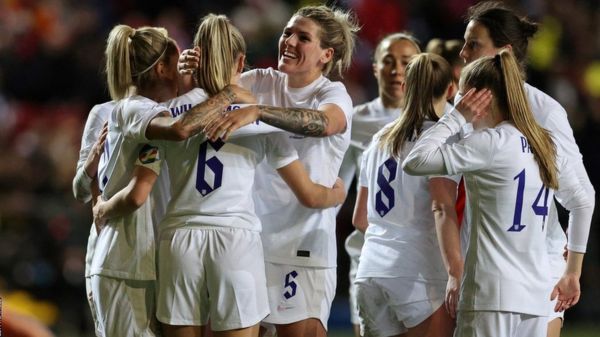 Новая форма английских футболисток: чисто физиологическая причина