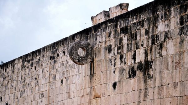 Спортивное табло, которому 1200 лет. Найден диск с изображением майя, играющих в мяч