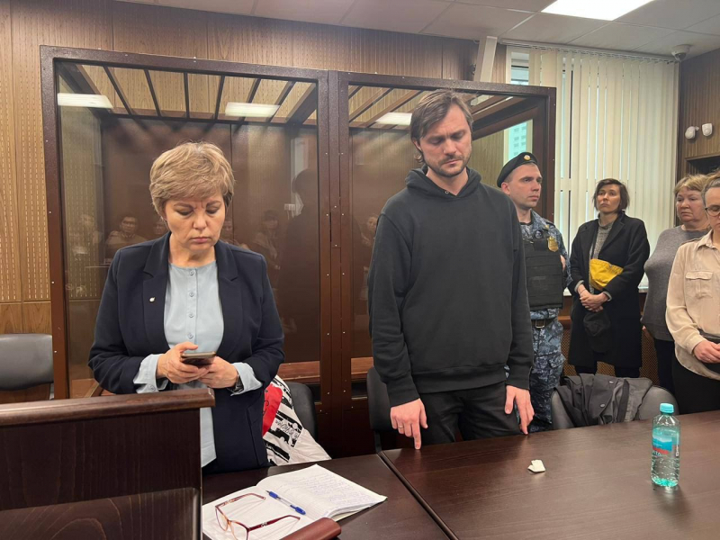 Суд в Москве назначил 1,5 года принудительных работ фотографу Григорию Мумрикову за несостоявшуюся антивоенную акцию