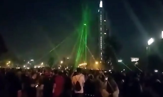 В Чили протестующие вывели из строя полицейский дрон с помощью сотен лазерных указок