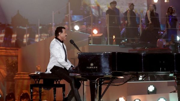 После коронации Карла III: праздник на улицах и грандиозный концерт в Виндзоре &ndash; фотографии