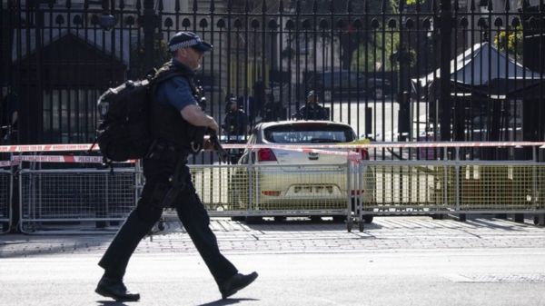 В Лондоне задержан водитель, врезавшийся в ворота на Даунинг-стрит