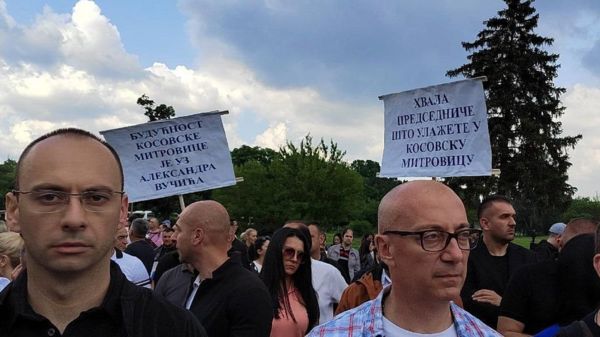 Столкновения в Косово: сербы протестуют против вступления в должность мэров-албанцев