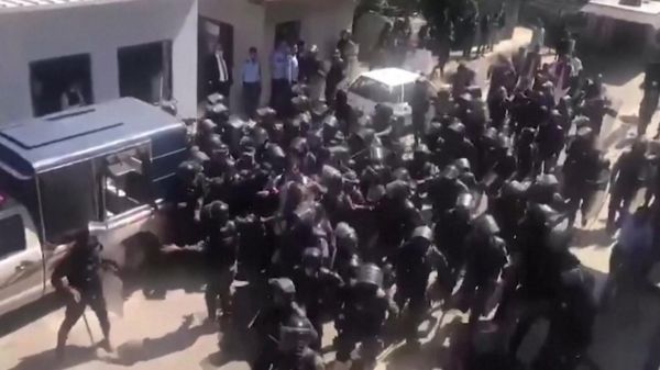 Бывший премьер-министр Пакистана Имран Хан арестован у здания суда в Исламабаде