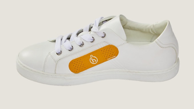 Дом моды Hermes представил кожаный пластырь для заклеивания камеры ноутбука за $125