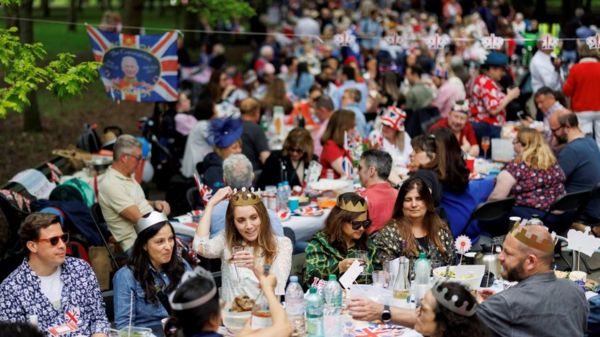 После коронации Карла III: праздник на улицах и грандиозный концерт в Виндзоре &ndash; фотографии