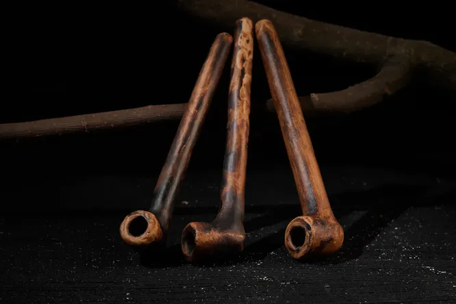 История глиняных курительных трубок: от массового потребления до использования в качестве оружия и медицинских инструментов