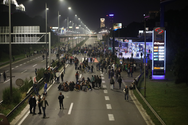 В Сербии десятки тысяч человек вышли на митинг против насилия после серии шутингов