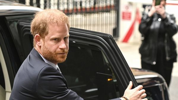 "Бульдозер с хорошими манерами". Принц Гарри в суде против прессы с трудом выстоял против адвоката защиты