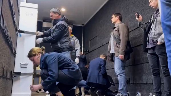 "Троицу" выставили в храме Христа Спасителя без климатической капсулы. Третьяковка согласилась выдать икону