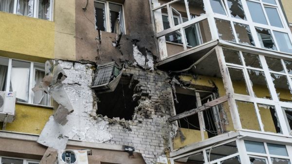 В Воронеже в жилой дом врезался беспилотник