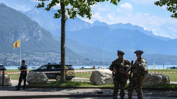 Нападение с ножом в парке на востоке Франции: большинство пострадавших - дети