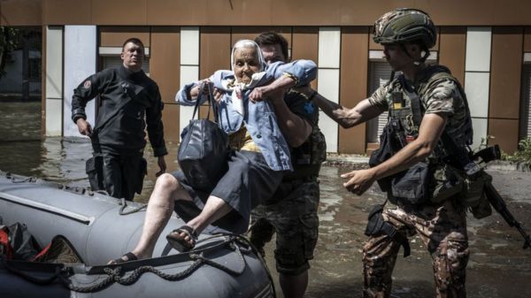 Фото: эвакуация из затопленных районов Херсонской области после разрушения Каховской ГЭС