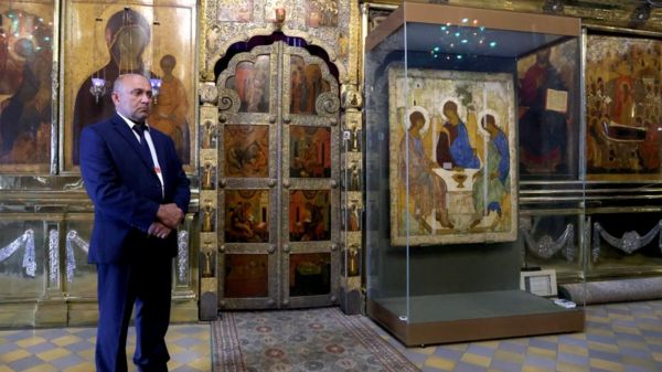 "Троицу" выставили в храме Христа Спасителя без климатической капсулы. Третьяковка согласилась выдать икону