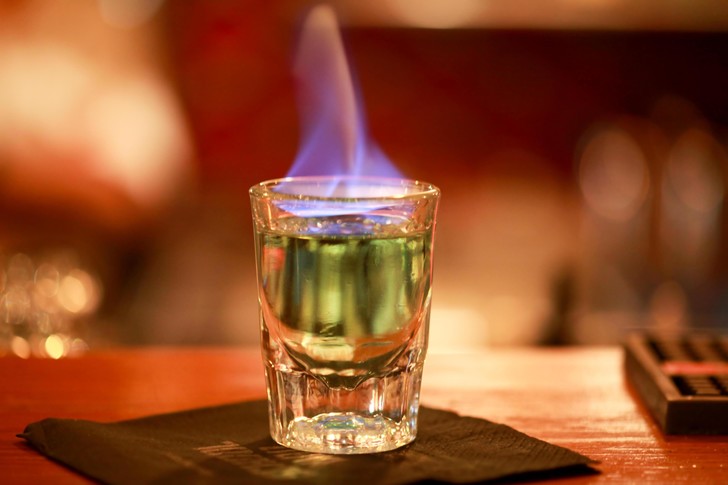 Как защитить себя от опасного метанола в напитках: 6 способов