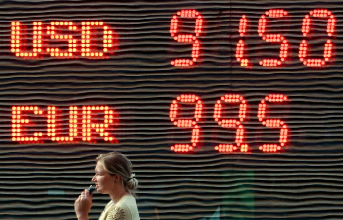 Рубль продолжил снижение к доллару и юаню на старте торгов под давлением негатива