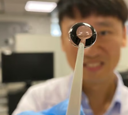 Глюкозная батарея, заряженная слезой, может питать умные контактные линзы