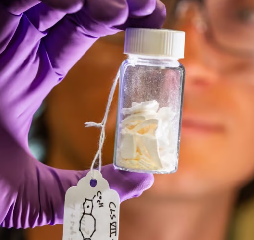 Исследователи разработали молекулу, повышающую долговечность полимеров и делающую их более похожими на металл