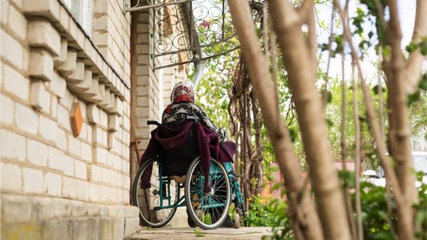 Полтора километра на инвалидной коляске: как санкции Евросоюза против России сказались на маломобильных беженцах из оккупированных областей Украины