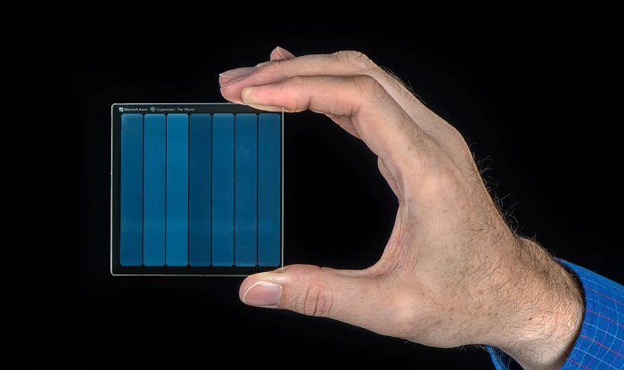 Стеклянные накопители от Microsoft сохранят терабайты данных на 10 000 лет