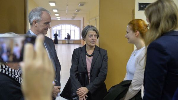 Художницу Сашу Скочиленко начали судить за "антивоенные ценники" в магазине