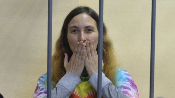 Художницу Сашу Скочиленко начали судить за "антивоенные ценники" в магазине