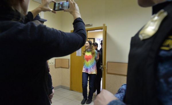 Художницу Сашу Скочиленко начали судить за "антивоенные ценники" в магазине