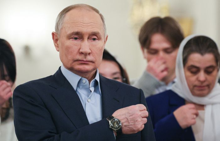 Путин встречает Рождество в храме в Ново-Огареве с семьями погибших военных