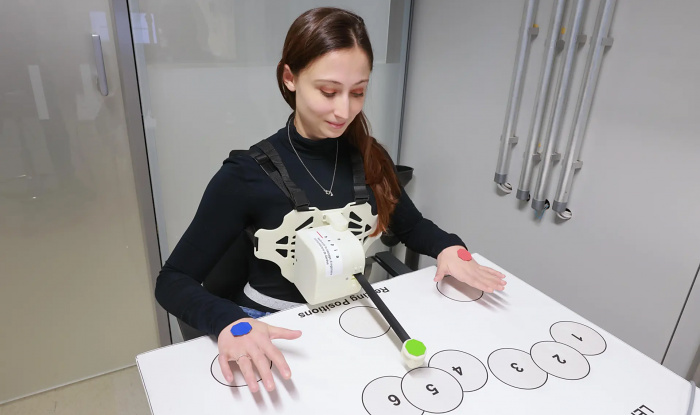 Швейцарские ученые разработали третью руку, которой можно управлять животом