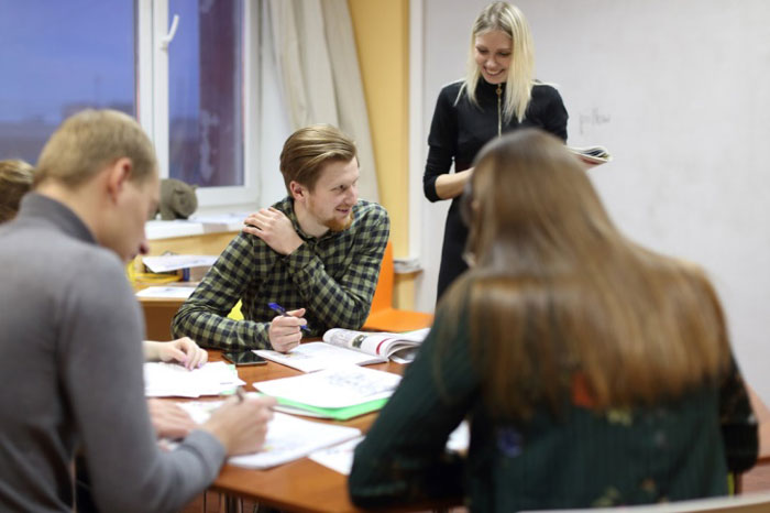 Изучение английского языка за рубежом: кому подойдут такие курсы