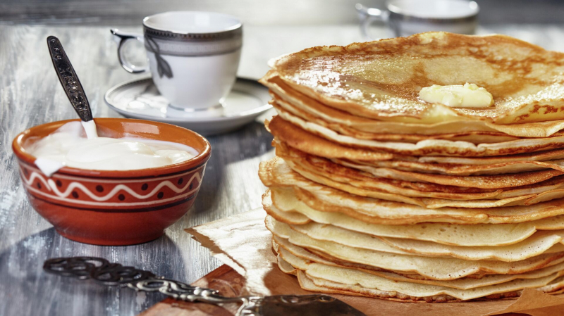 Кефир, вода, сыворотка: на какой основе лучше делать блины