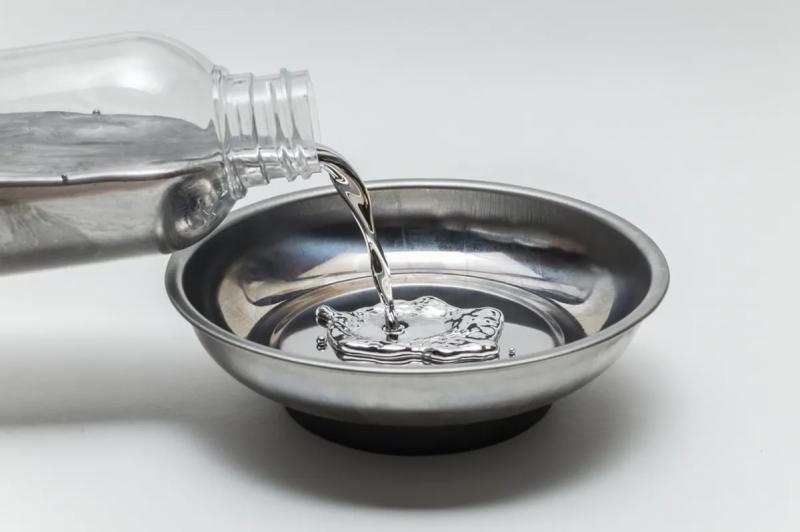 Почему ртуть при комнатной температуре жидкая, а другие металлы — нет?