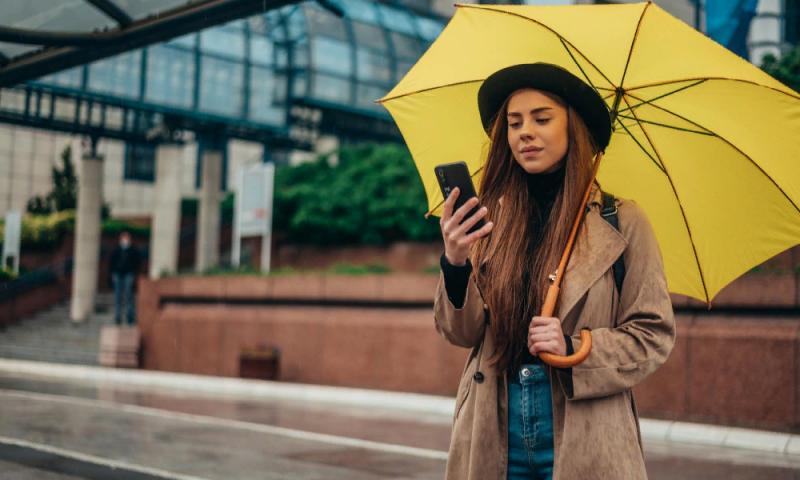 Защита от непогоды: выбор женской верхней одежды для дождливого климата