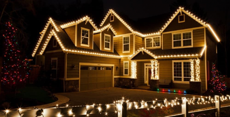 Почему украшение домов гирляндами стоит доверить профессионалам