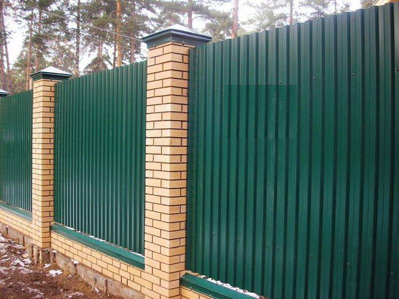 Заборы из профнастила для дачи: почему их выбирают собственники