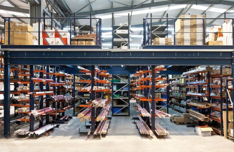 Преимущества и недостатки металлических стеллажей: Как выбрать подходящий тип