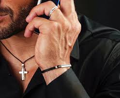 Сила и статус: чем современные мужские украшения отличаются от женских