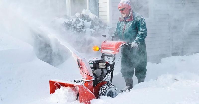 Бензиновый или электрический снегоуборщик: что выбрать