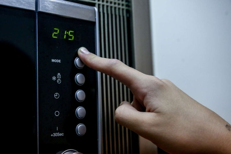 Ученые рассказали, какие микробы живут в микроволновках